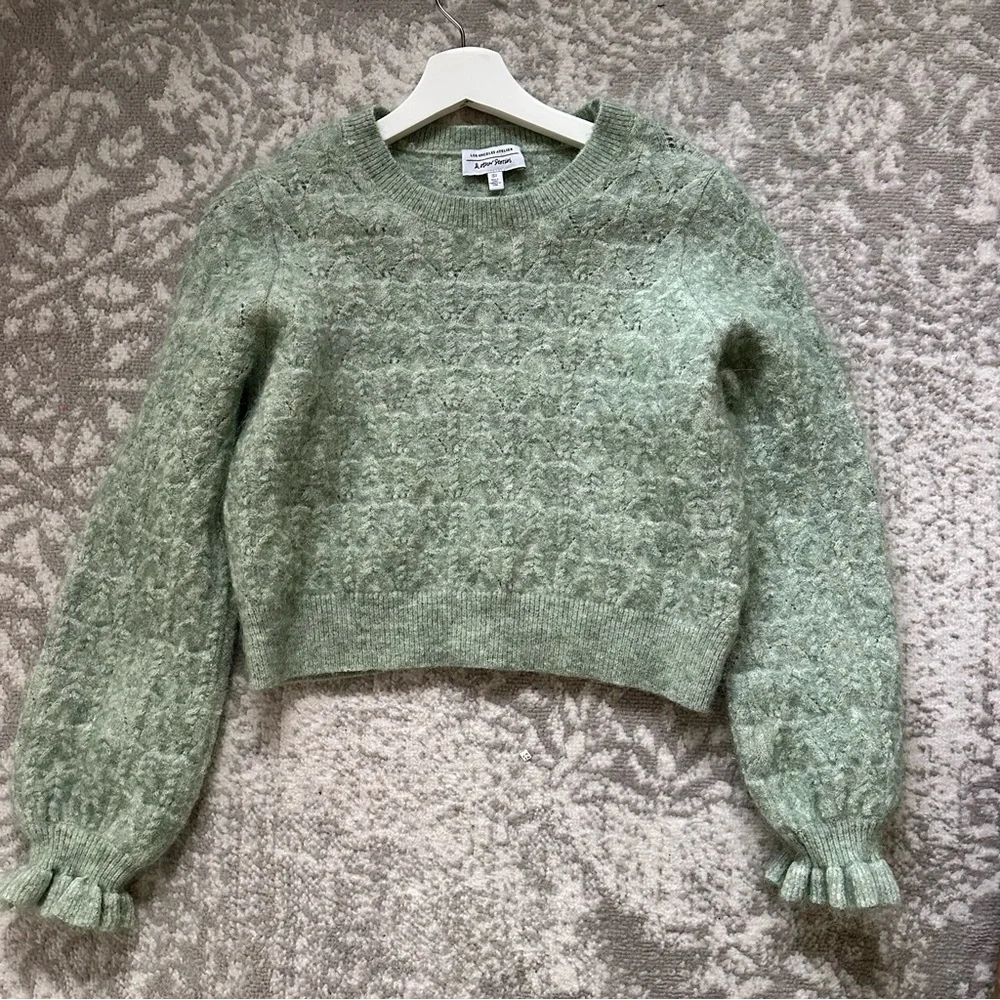 & other stories mint pistachio green ruffle wrist crop sweater - Picture 1 of 3